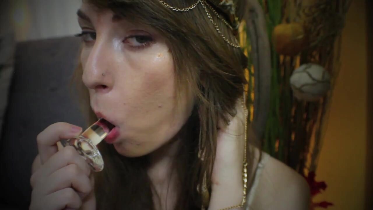 Erotisk video liderlig kvinde sætter et stik i sin røv Foto
